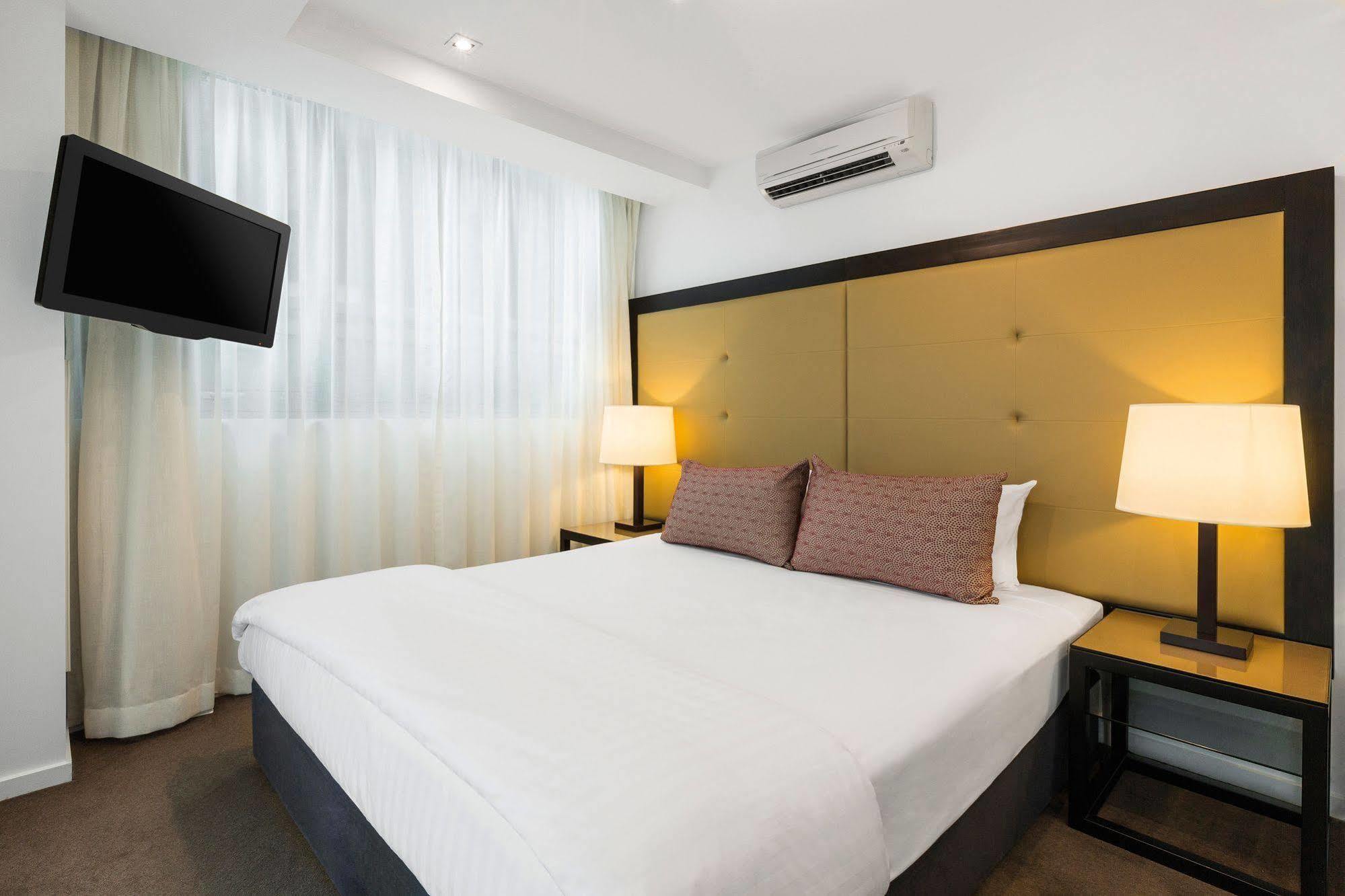 Brady Flinders Street Aparthotel 4*