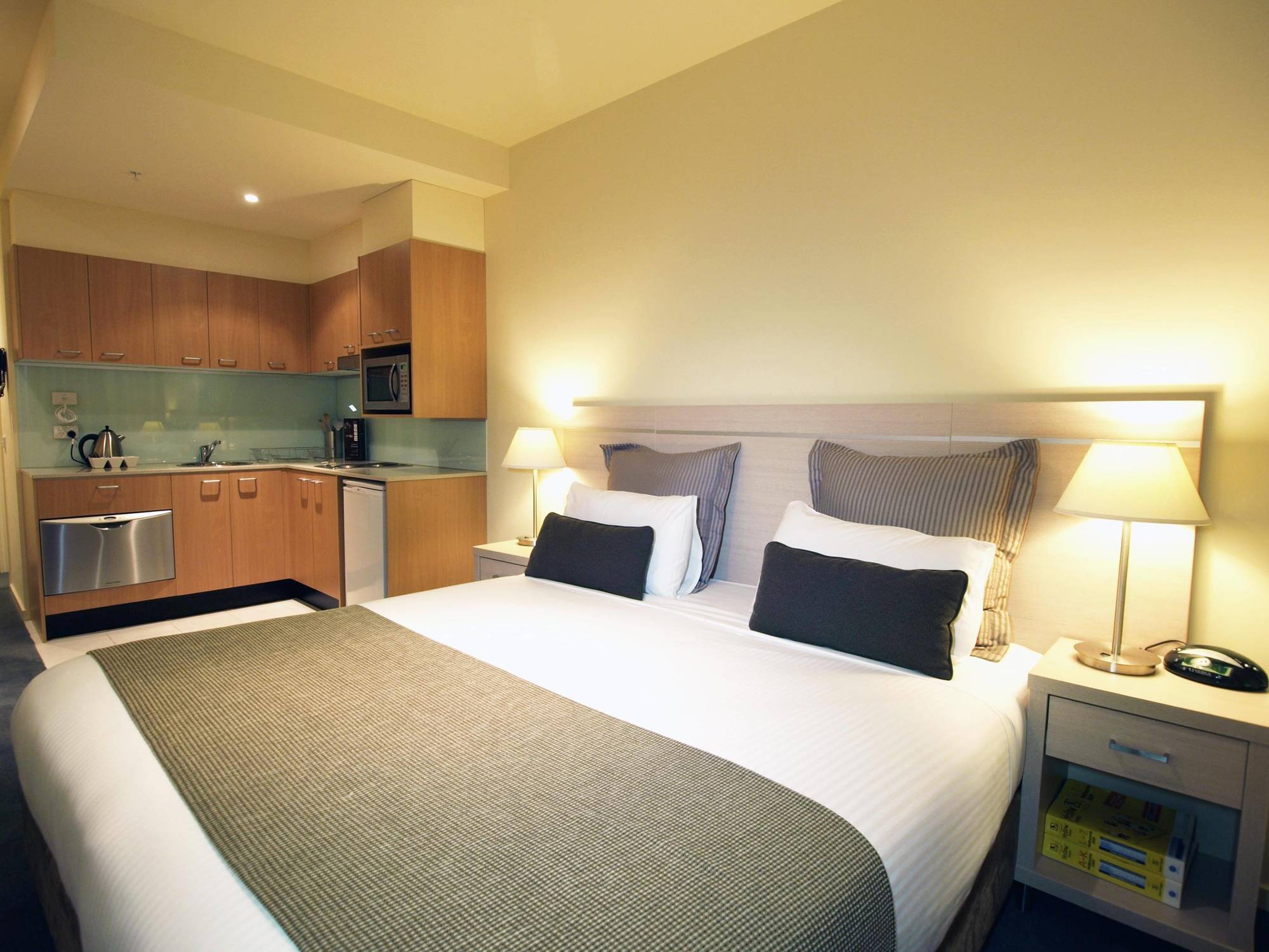 Aparthotel Oaks On Lonsdale 4*