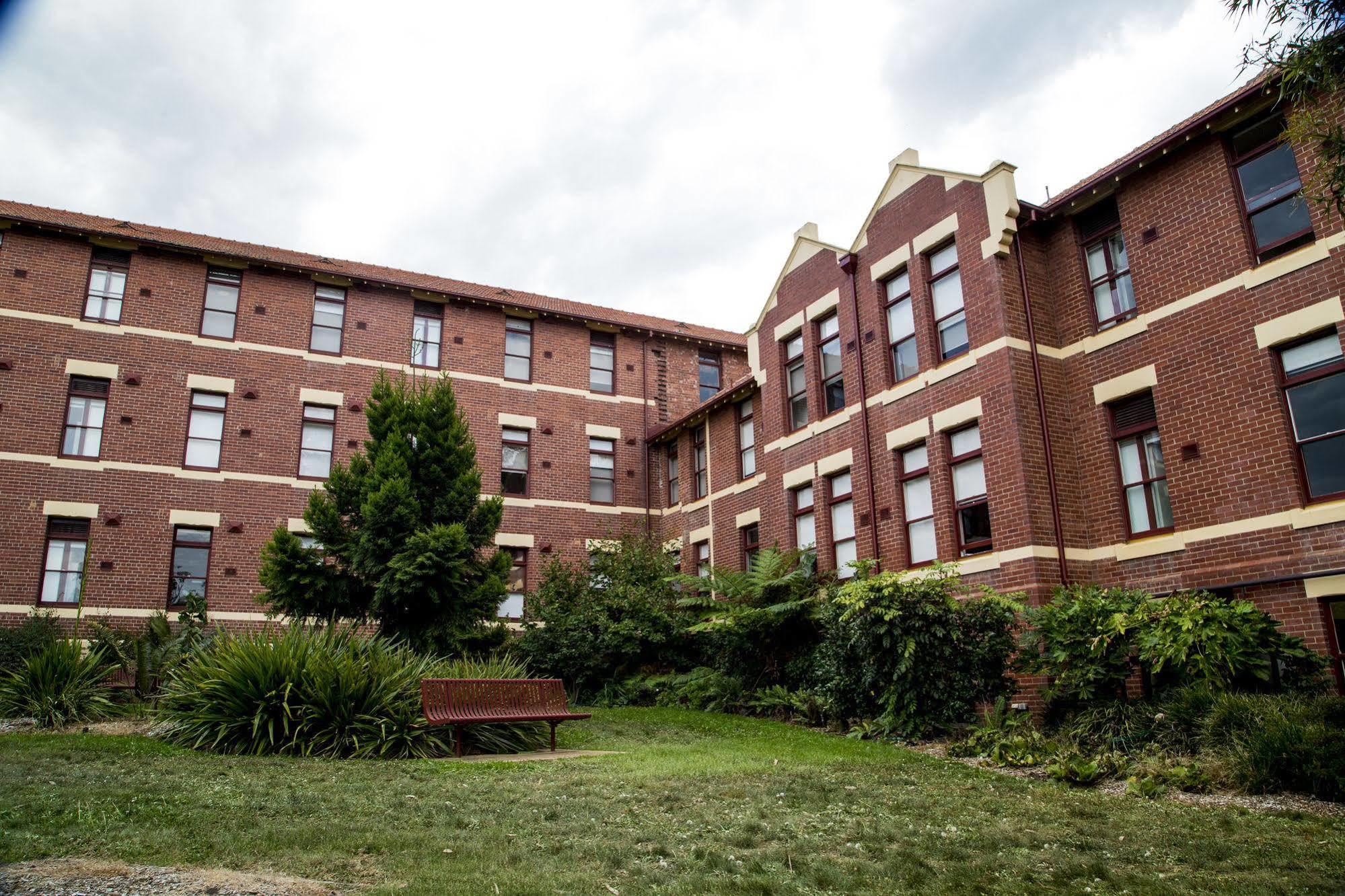 Yarra House Hostel *