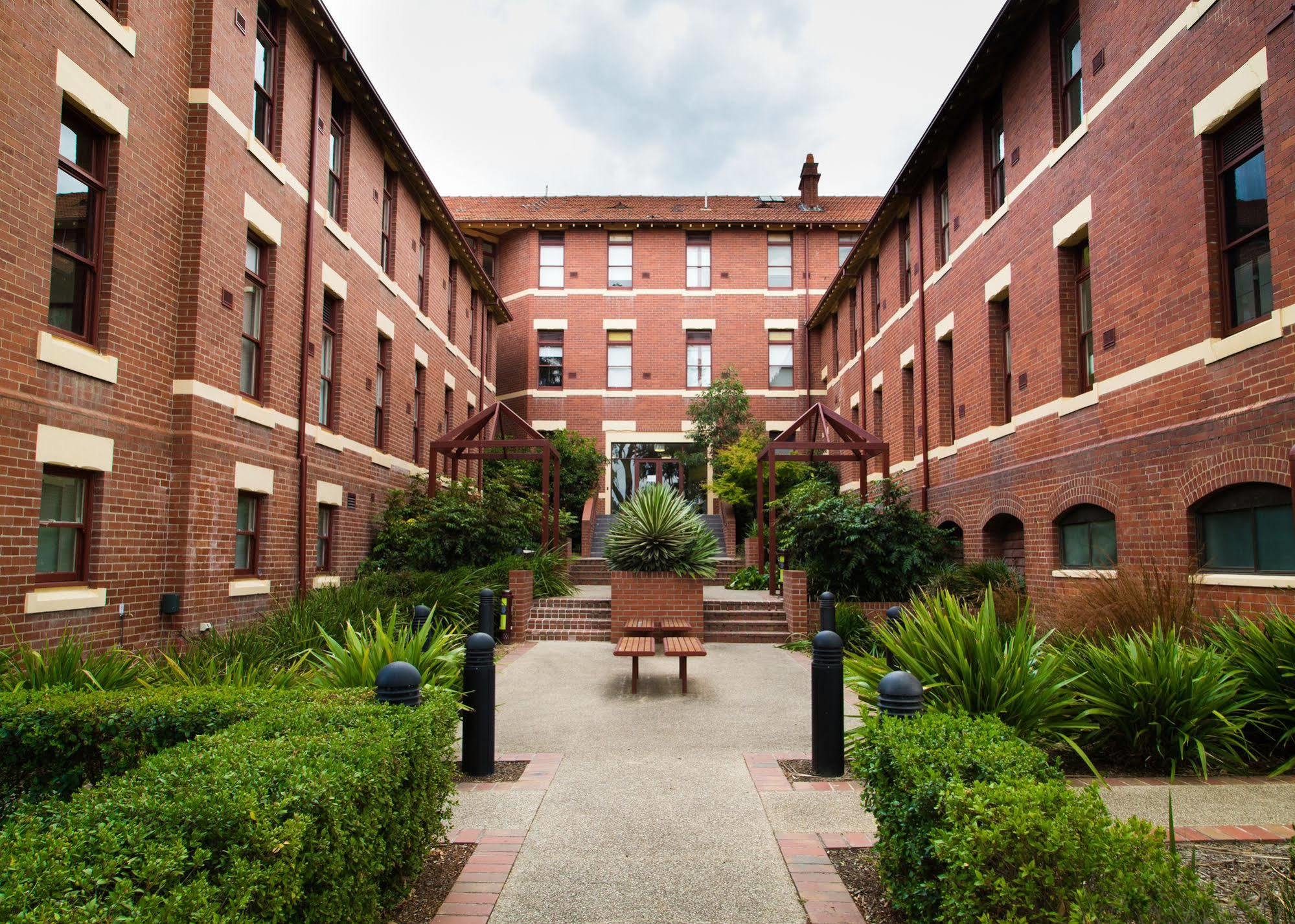 Yarra House Hostel *