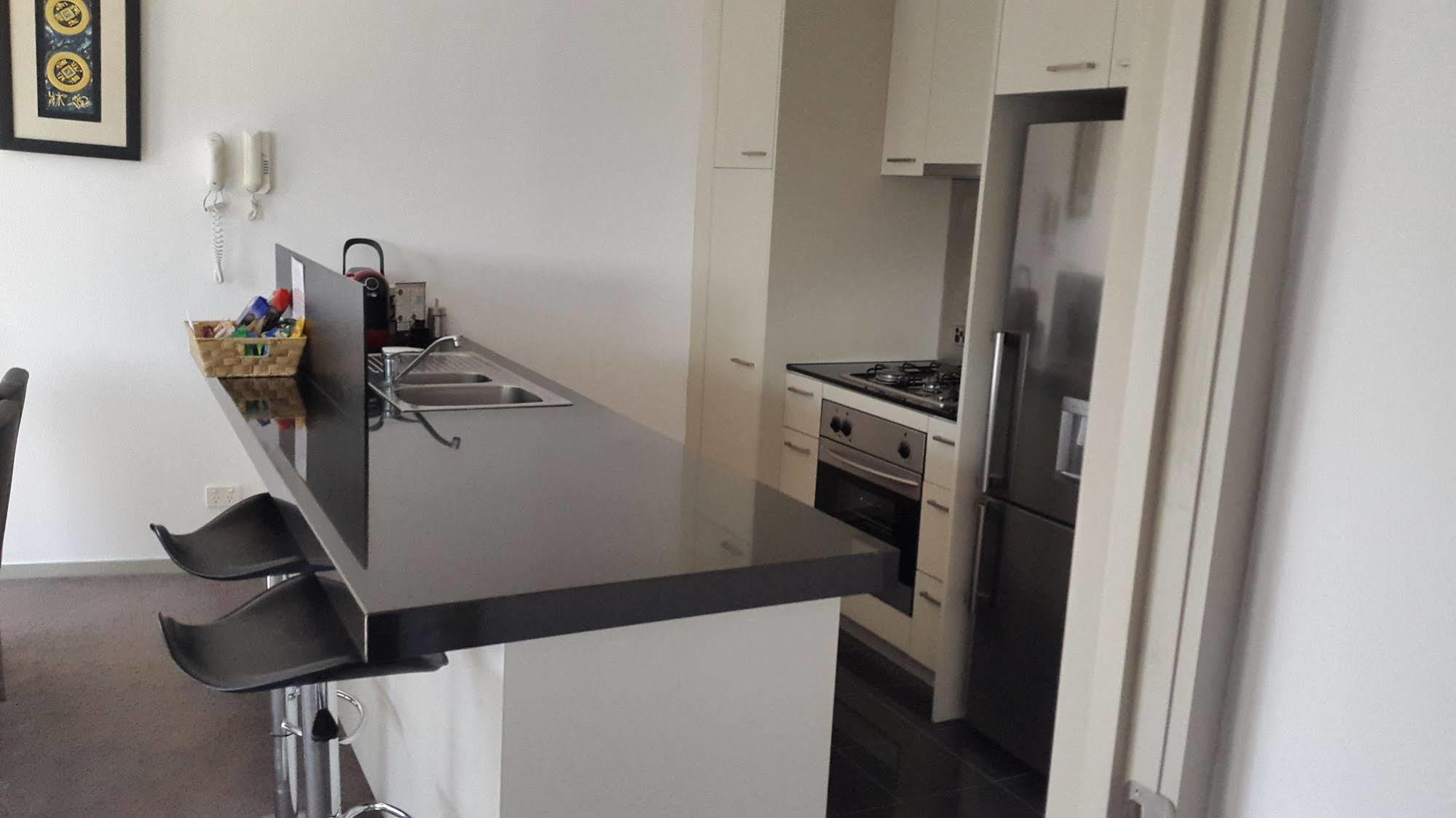 Apartment View Docklands Melbourne *