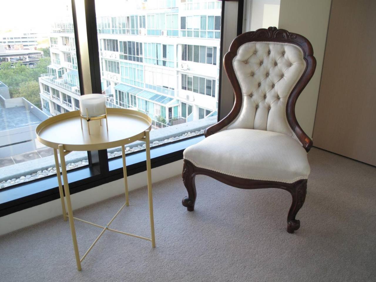 Light, Airy, Spacious Queens Road Apartment Melbourne