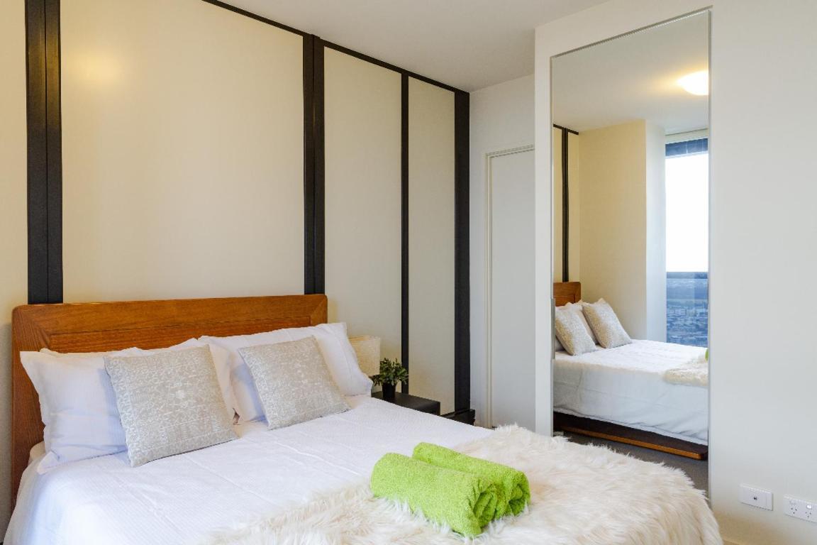 Apartment On Of The World - Views In !! Melbourne