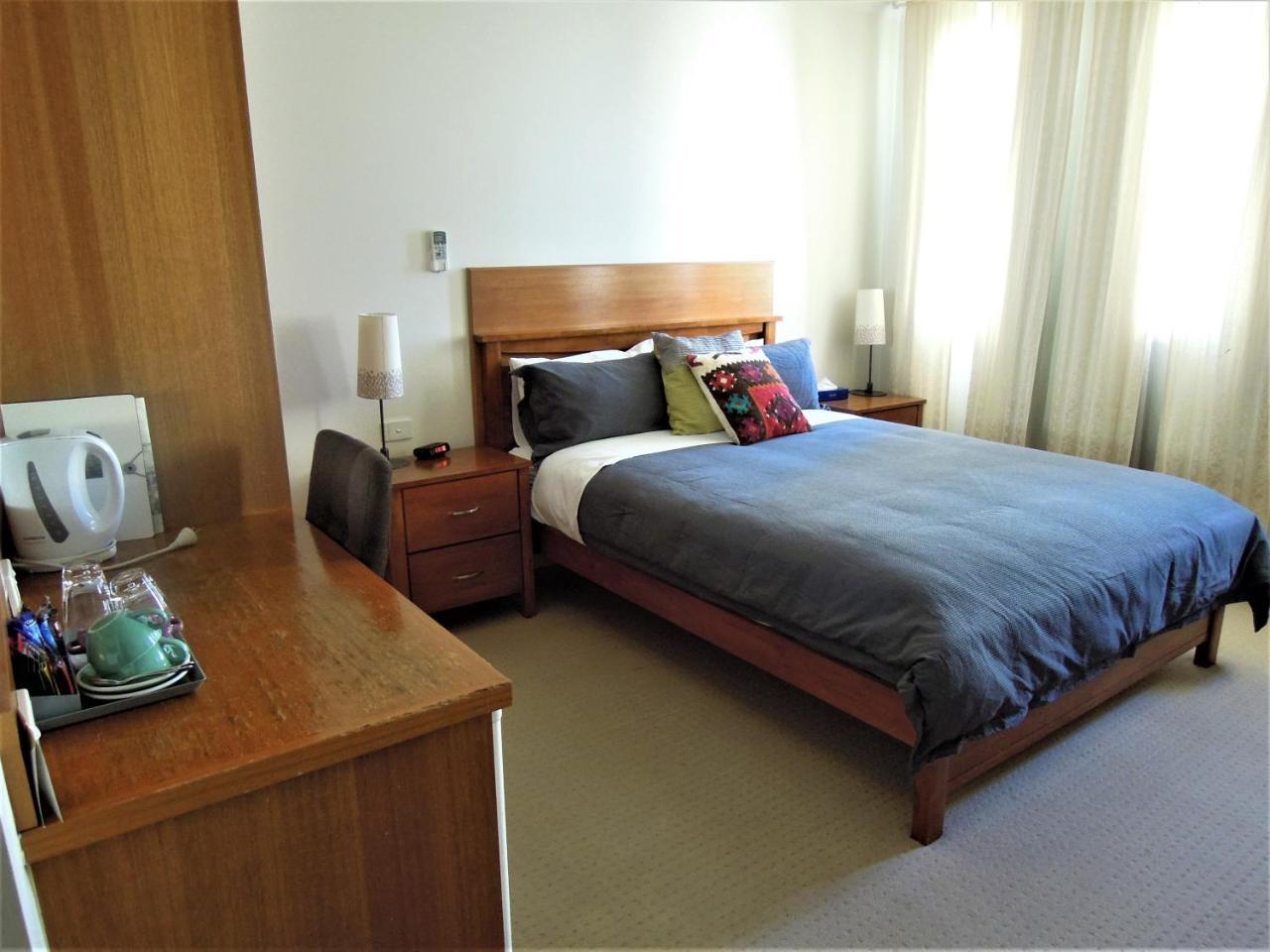 Plough 3* Melbourne