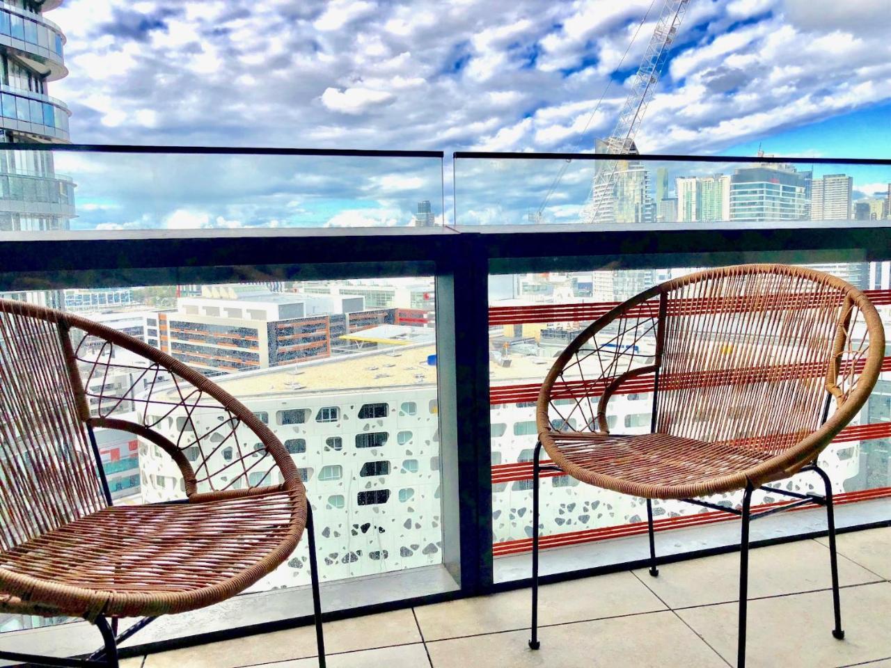 Apartment Pride Docklands Waterfront View Melbourne
