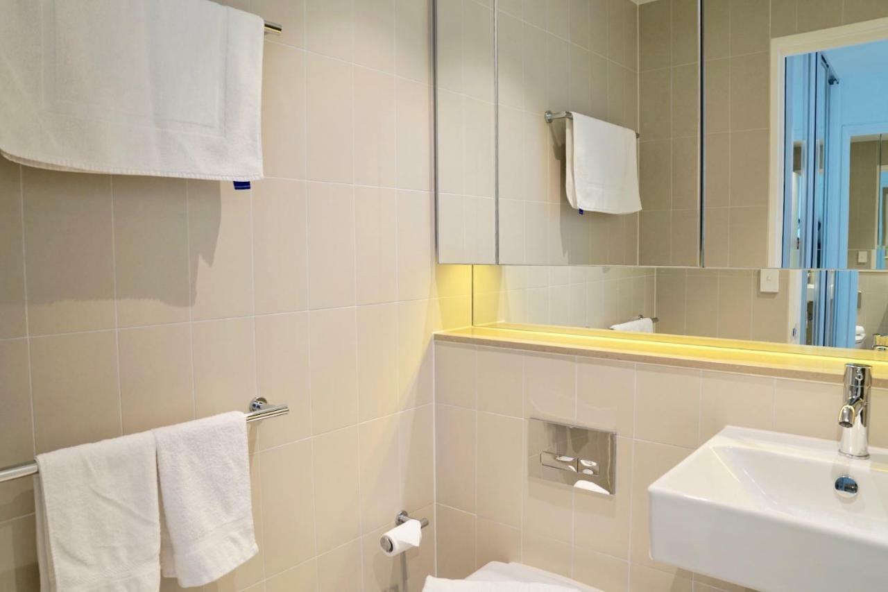 Pride Docklands Waterfront View Apartment Melbourne