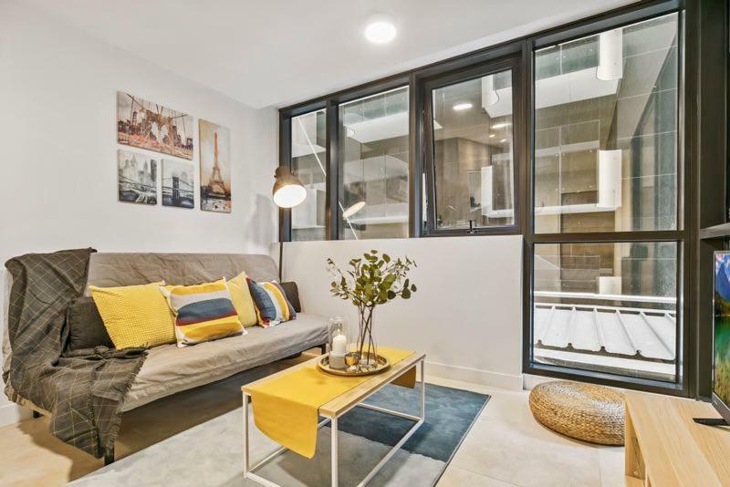 Cozy Apt Facing Albert Park