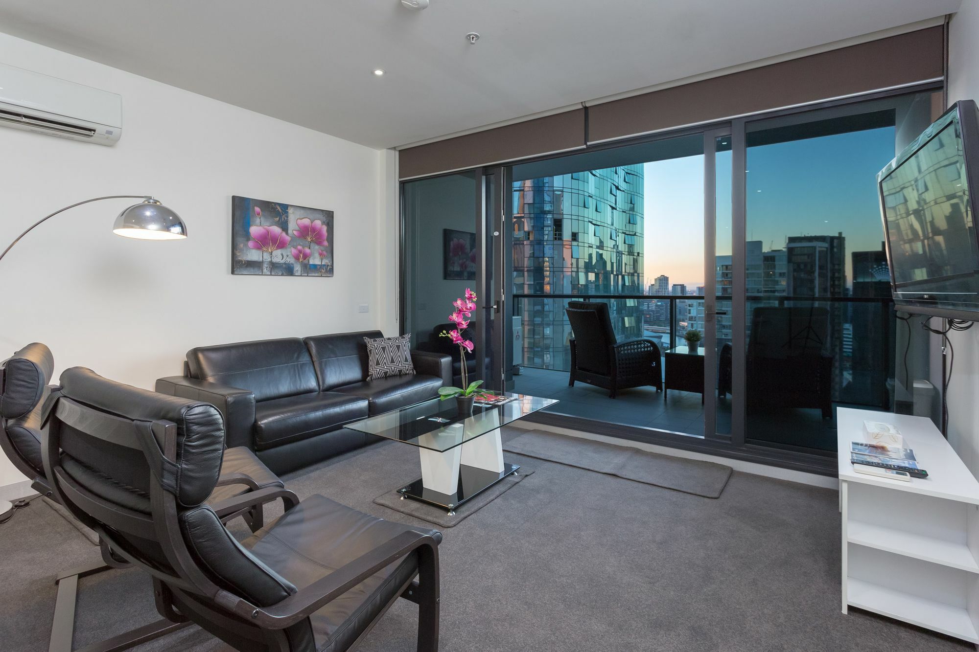 Luxury By Royal Apartment