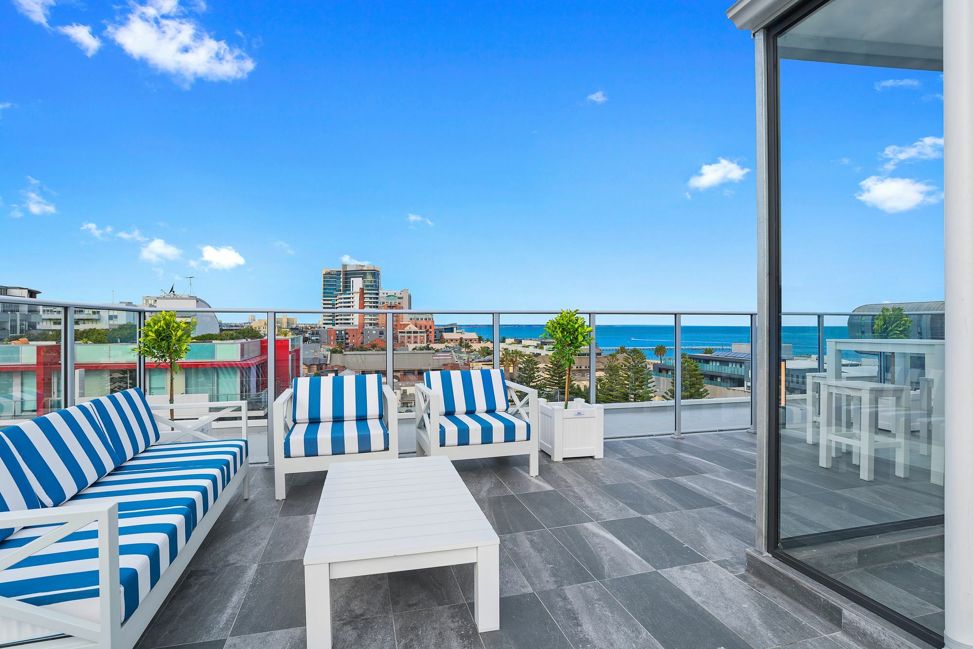 The Hamptons - Port 4*