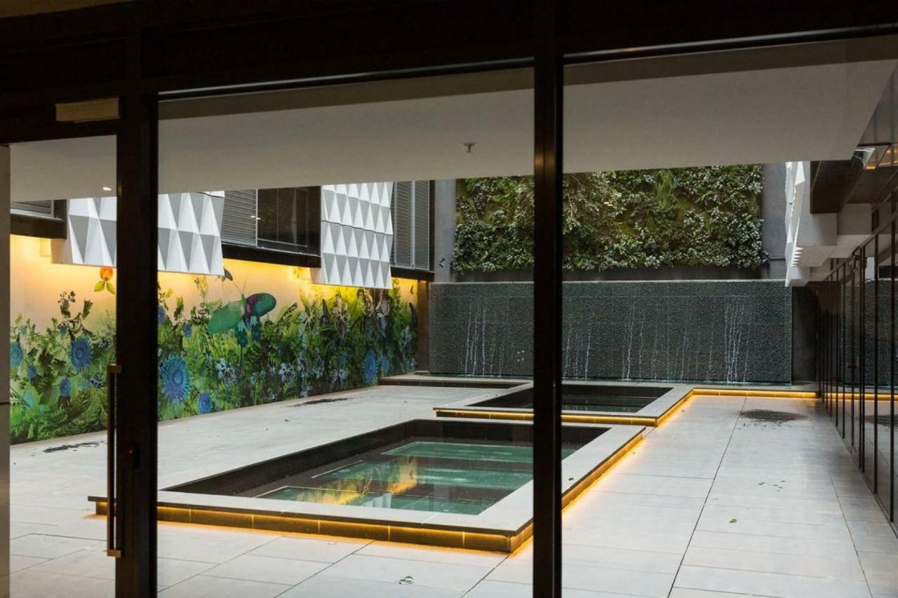 Laurent Balcony Views Steps From Laneway Vibes *