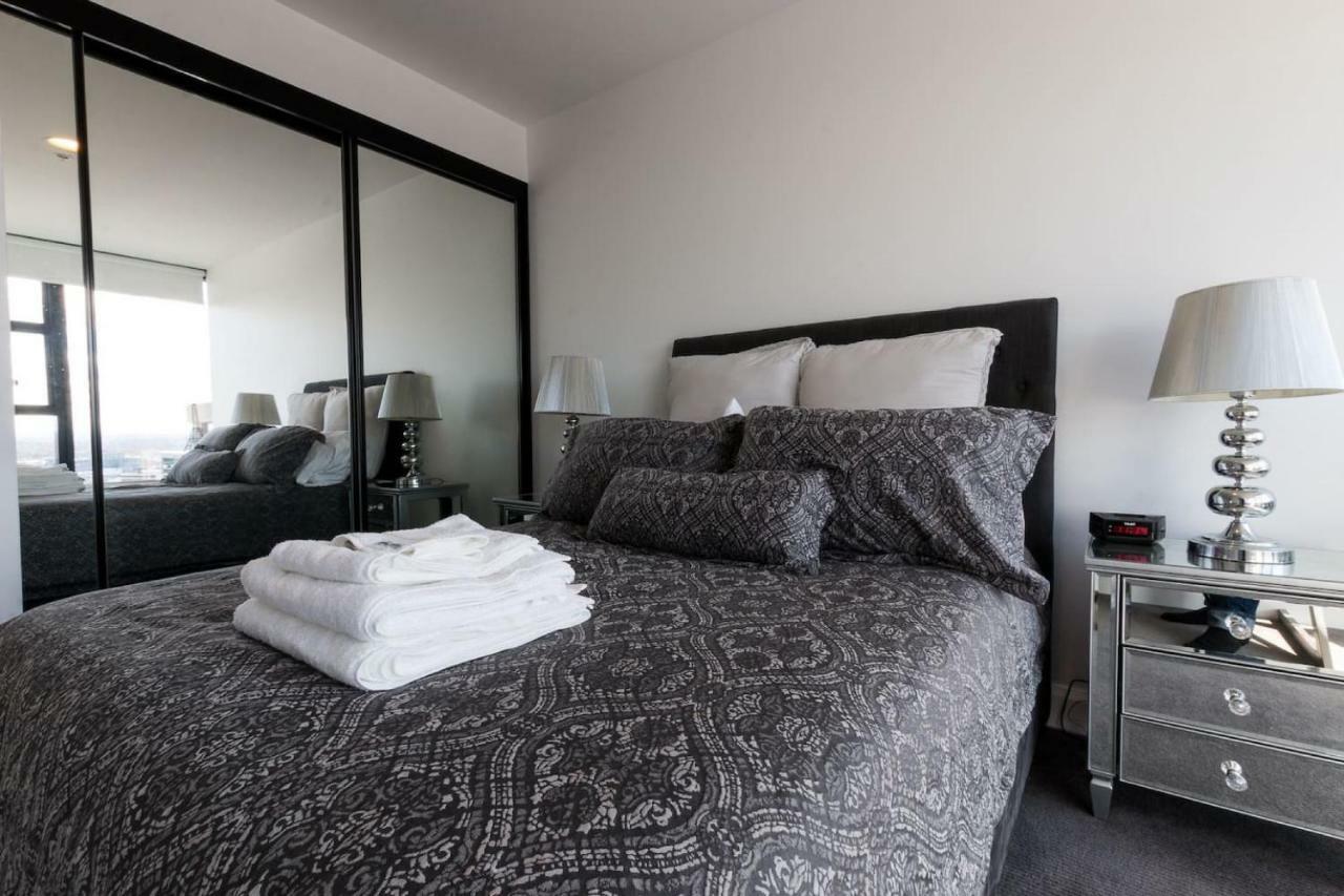 Owen - Soaring City Views Central Location Apartment Melbourne