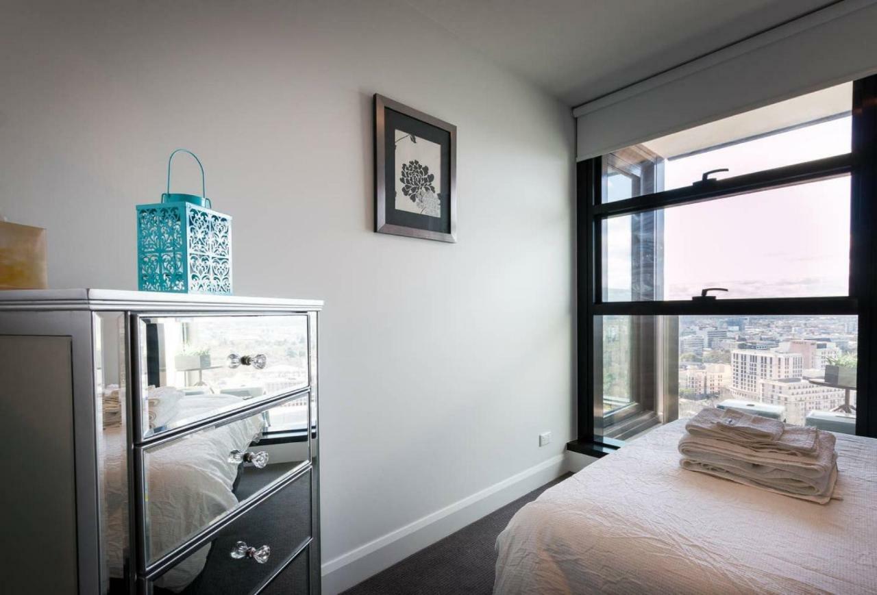 Owen - Soaring City Views Central Location Melbourne