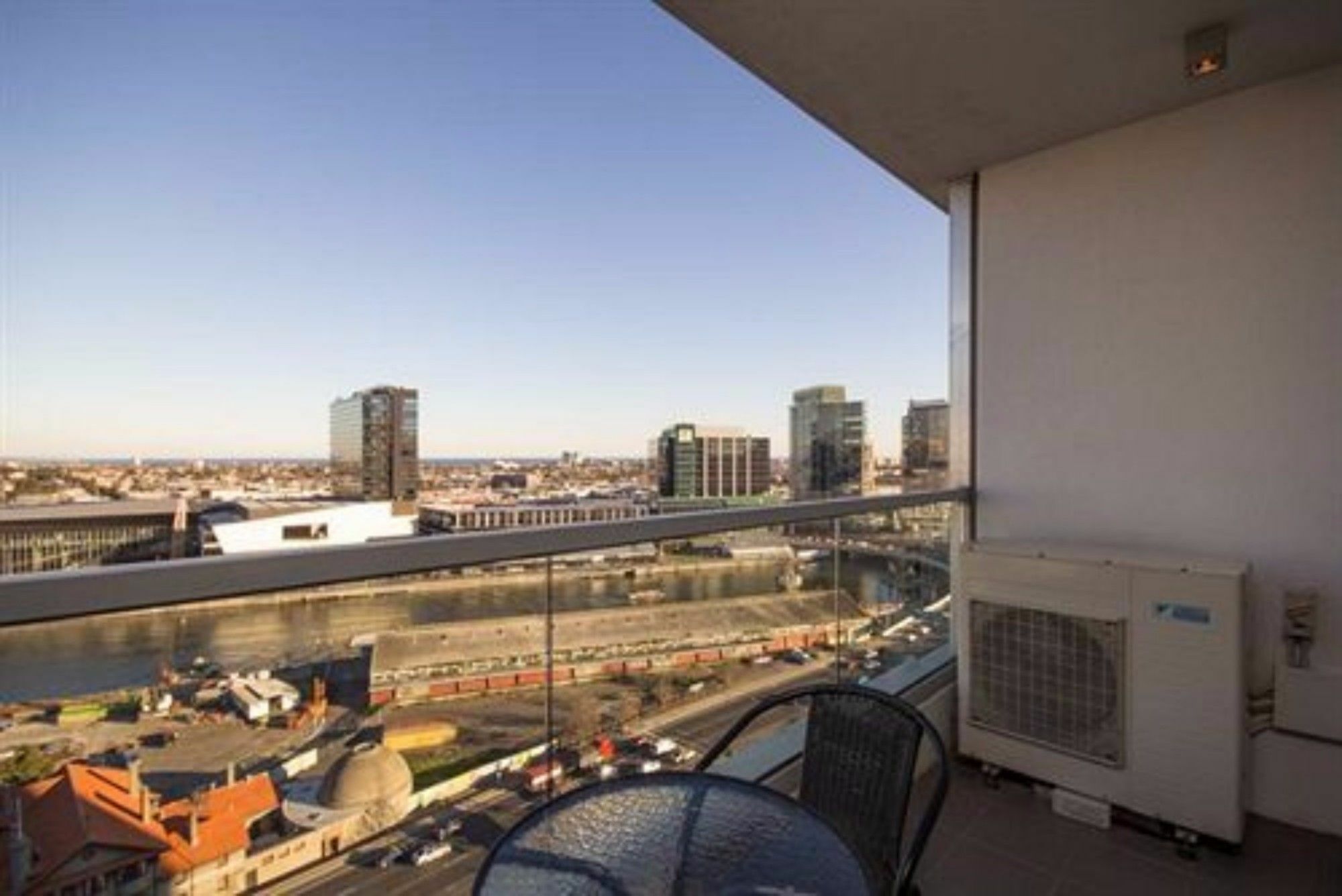At Mccrae Docklands Apartment *