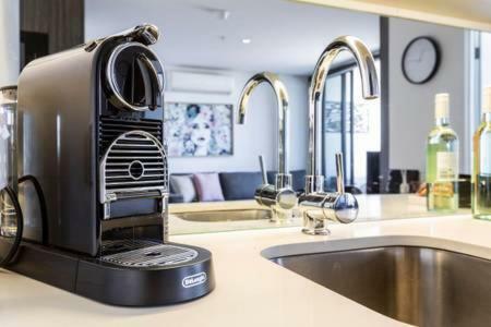 Fantastic Views, 2 B/r, 2 Bath With All New Furniture Apartment *