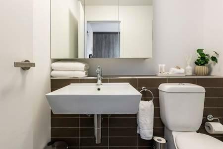 Apartment Fantastic Views, 2 B/r, 2 Bath With All New Furniture *
