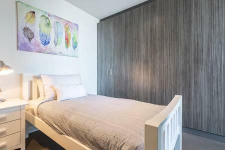 Fantastic Views, 2 B/r, 2 Bath With All New Furniture Apartment *