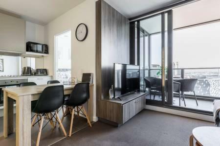 Fantastic Views, 2 B/r, 2 Bath With All New Furniture Melbourne
