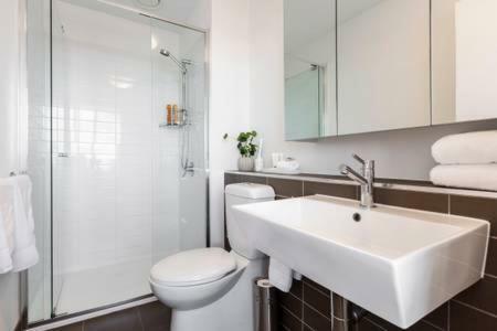 Apartment Fantastic Views, 2 B/r, 2 Bath With All New Furniture Melbourne