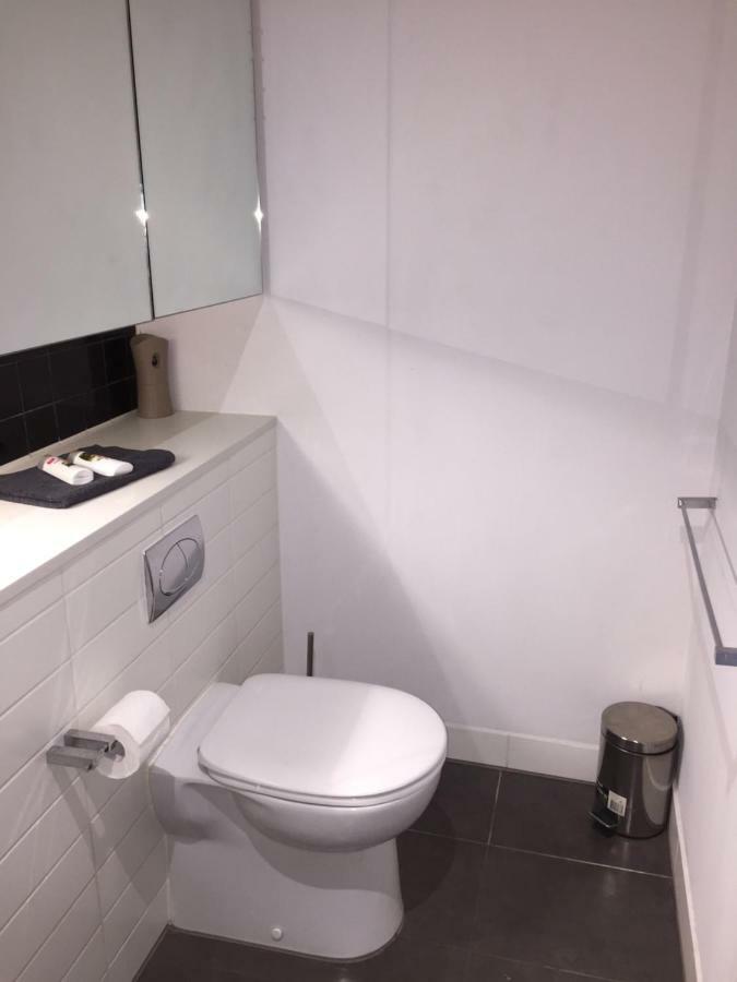 Modern Luxurious With Private Parking On Premises And Fast Internet