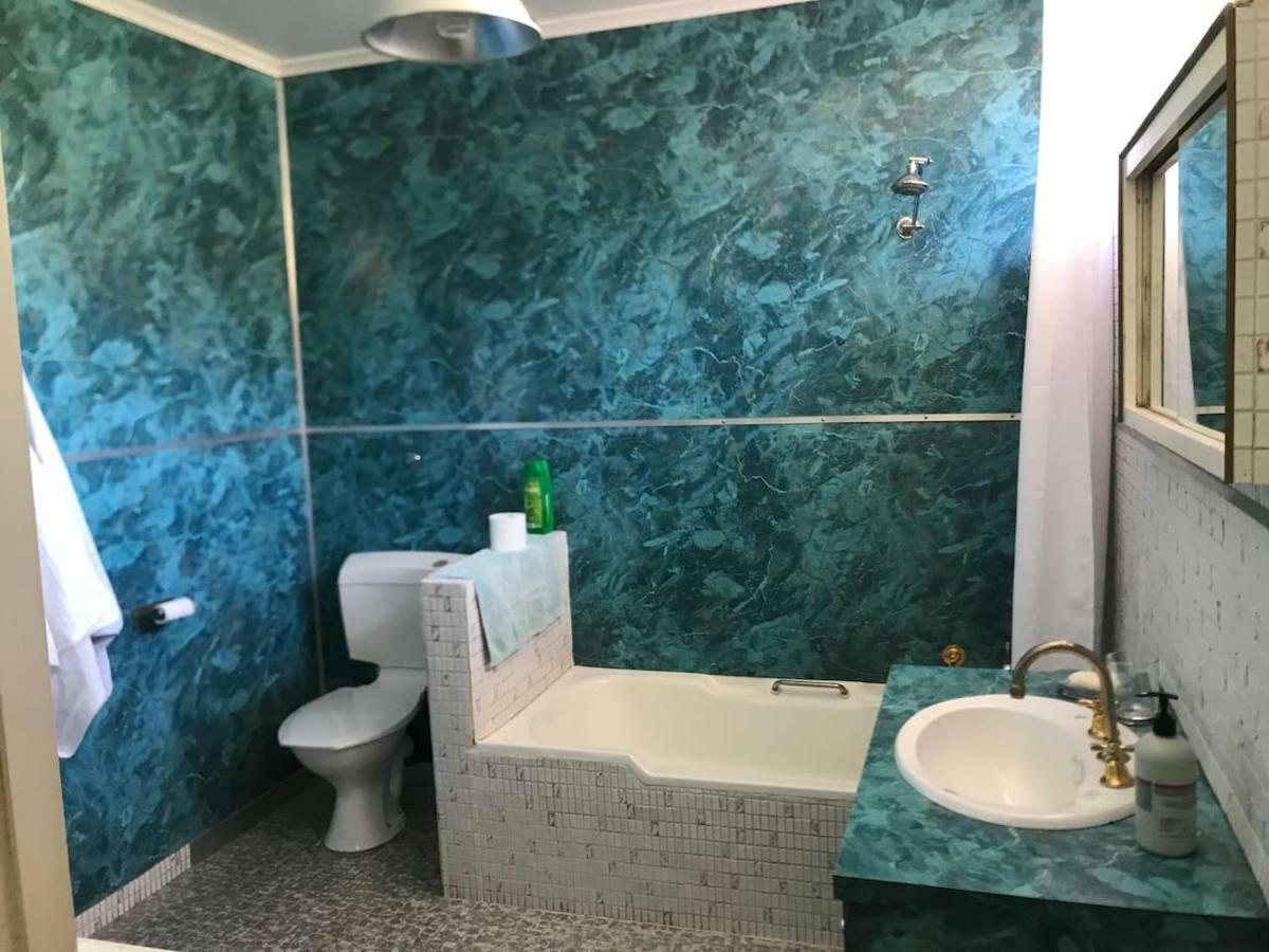 Huge Stylish Three Bedroom With Pool Apartment Melbourne