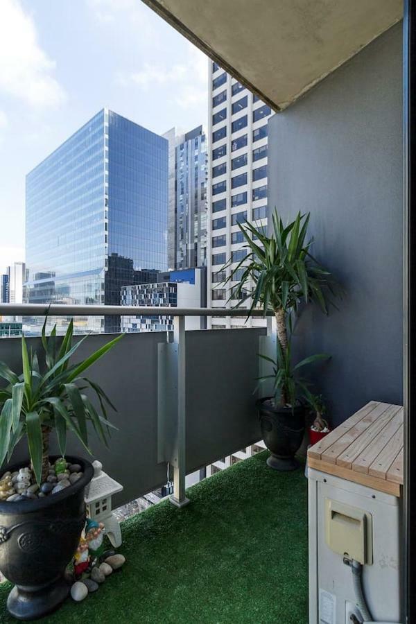Cbd Fully Furnished 2 Bedroom With Balcony Melbourne