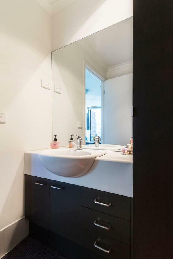 Cbd Fully Furnished 2 Bedroom With Balcony Melbourne
