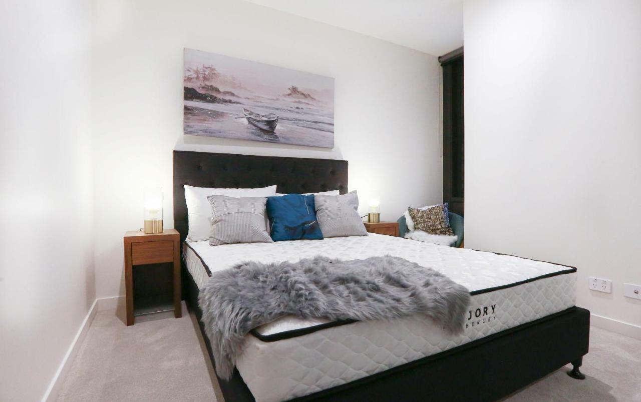 Conservatory Apt In The Heart Of Cbd With Pool And Gym Melbourne