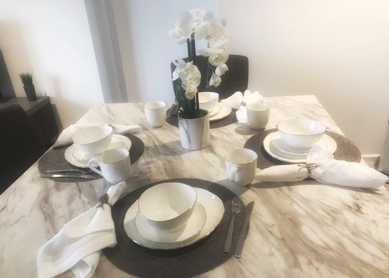 Apartment Large 2b2b Near Southern Cross Freeparking Gym Pool Melbourne