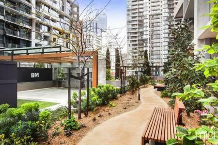 Fantastic Views, 2 B/r, 2 Bath With All New Furniture Apartment