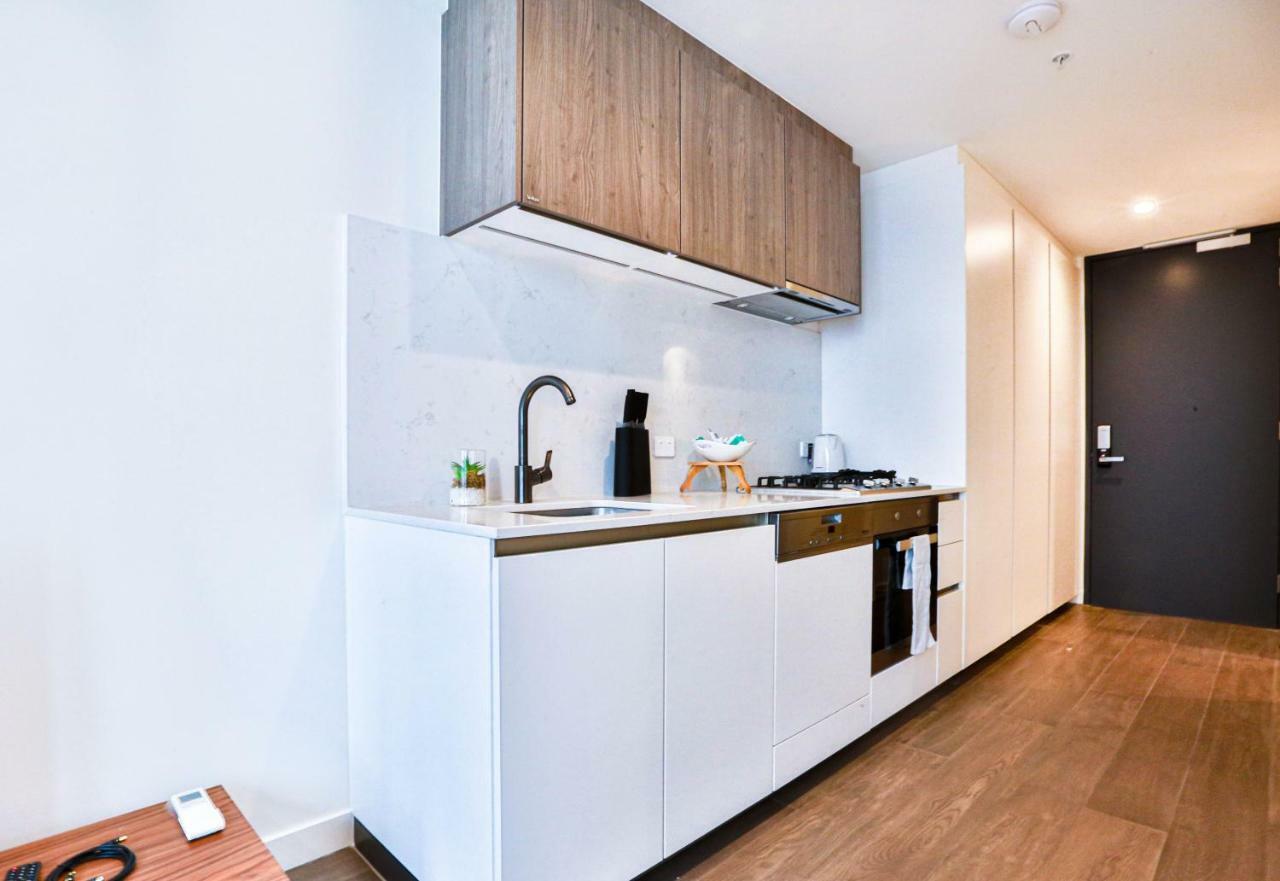 Conservatory Apt In The Heart Of Cbd With Pool And Gym Apartment Melbourne