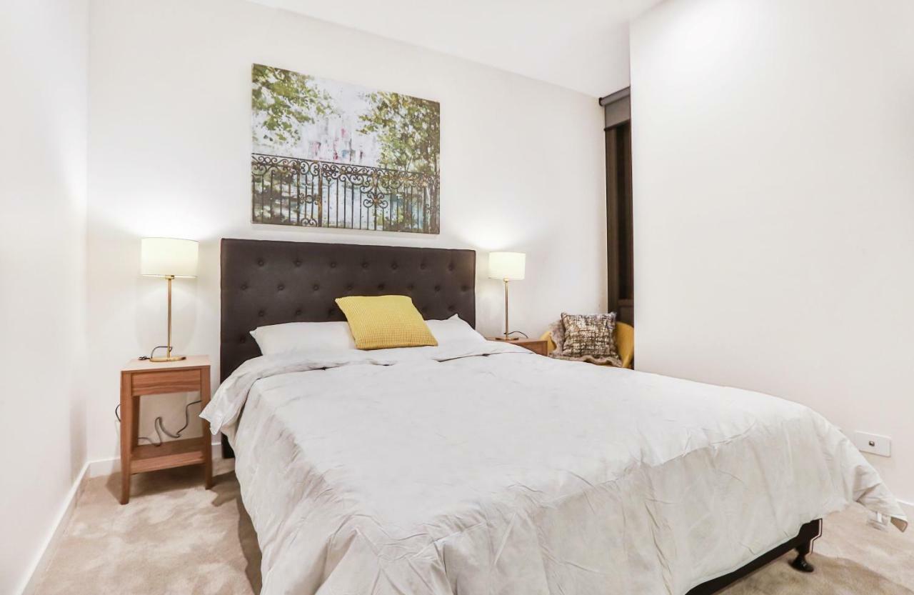 Conservatory Apt In The Heart Of Cbd With Pool And Gym Melbourne