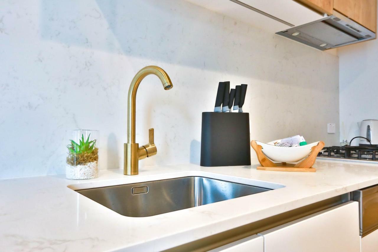 Apartment Conservatory Apt In The Heart Of Cbd With Pool And Gym