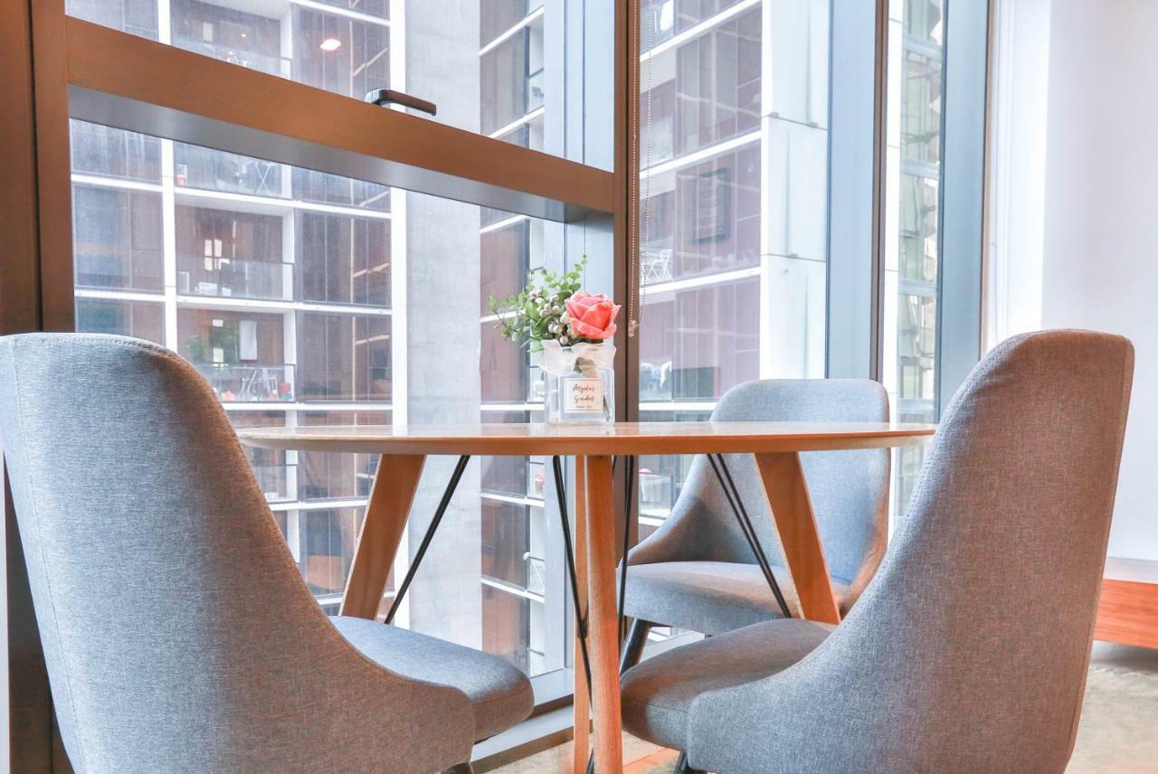 Conservatory Apt In The Heart Of Cbd With Pool And Gym Apartment