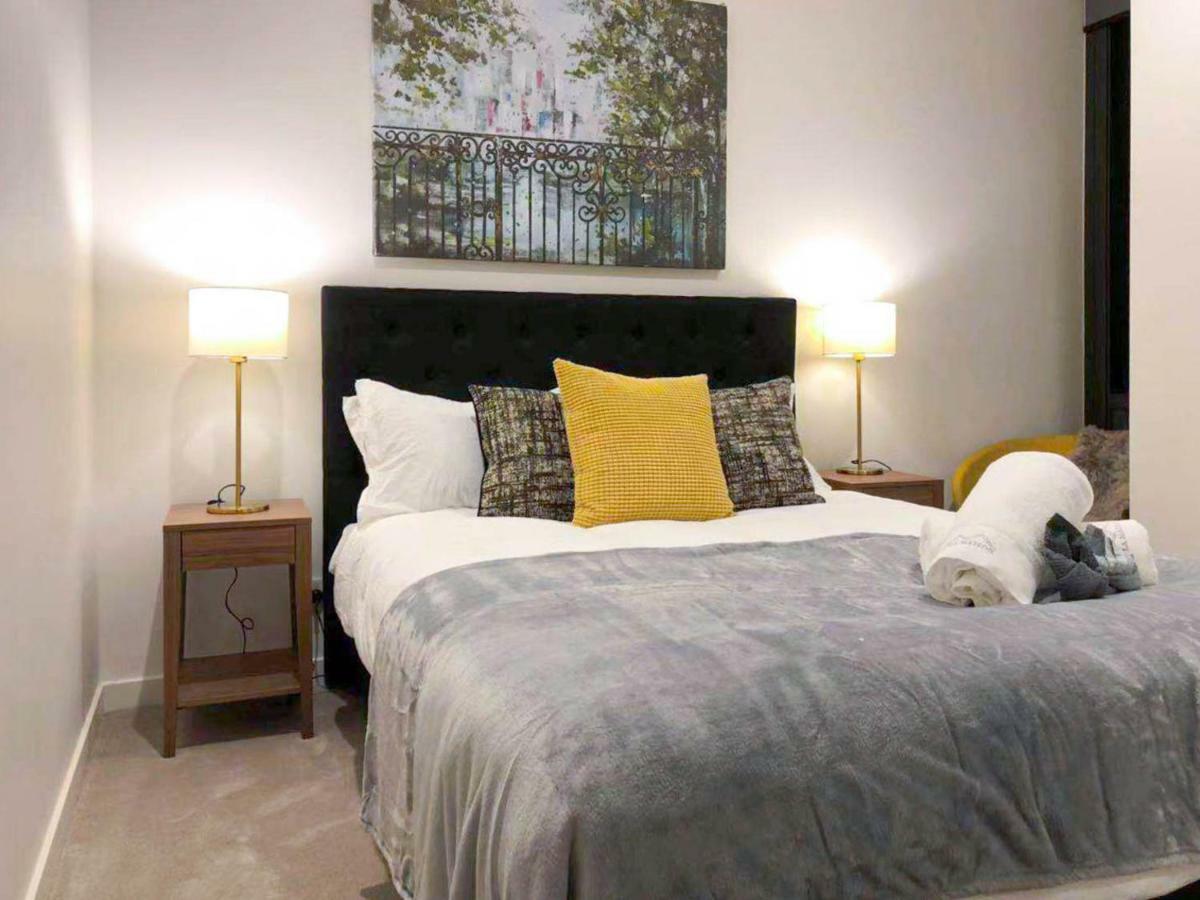 Conservatory Apt In The Heart Of Cbd With Pool And Gym Apartment