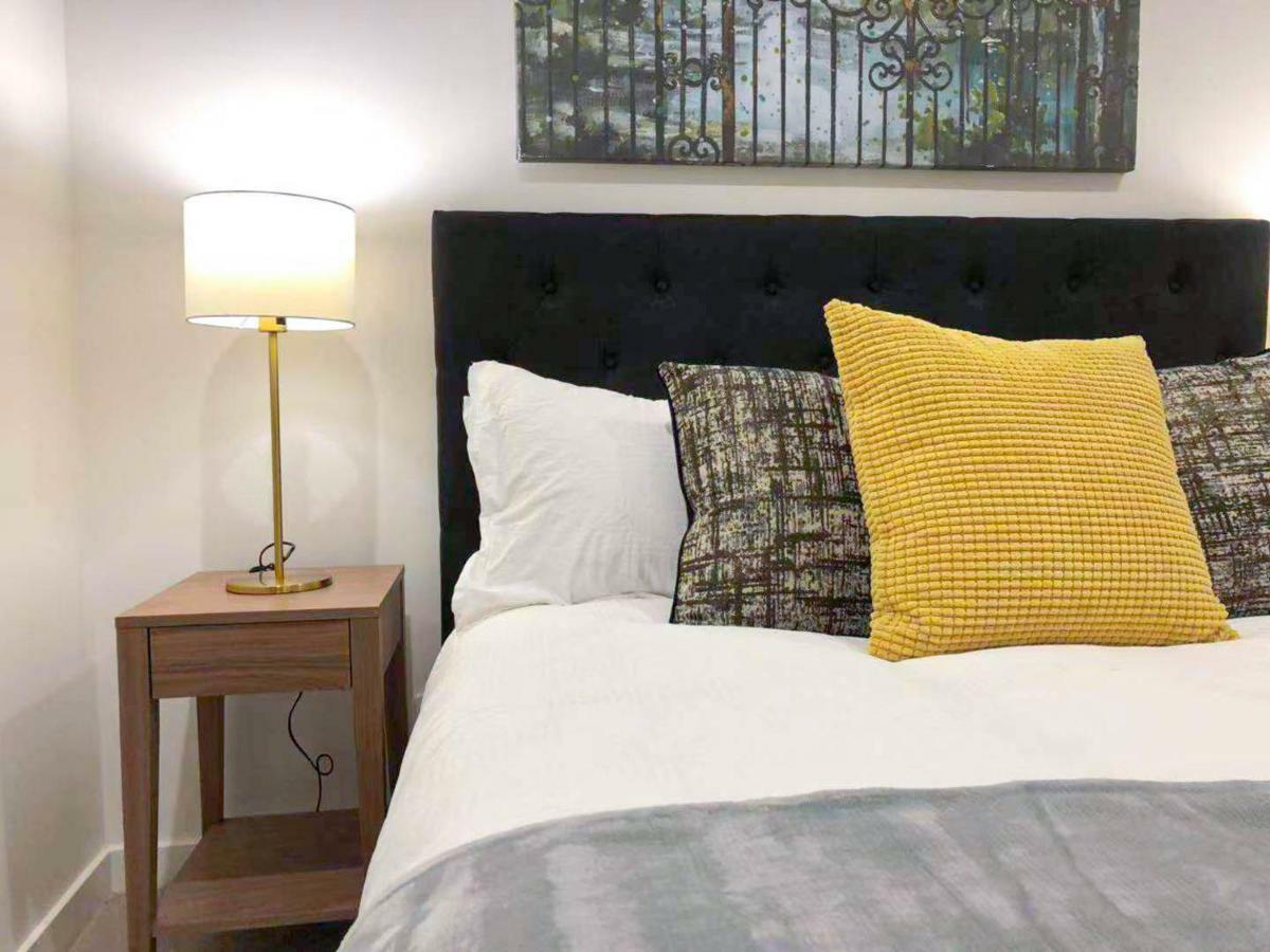 Conservatory Apt In The Heart Of Cbd With Pool And Gym Apartment Melbourne
