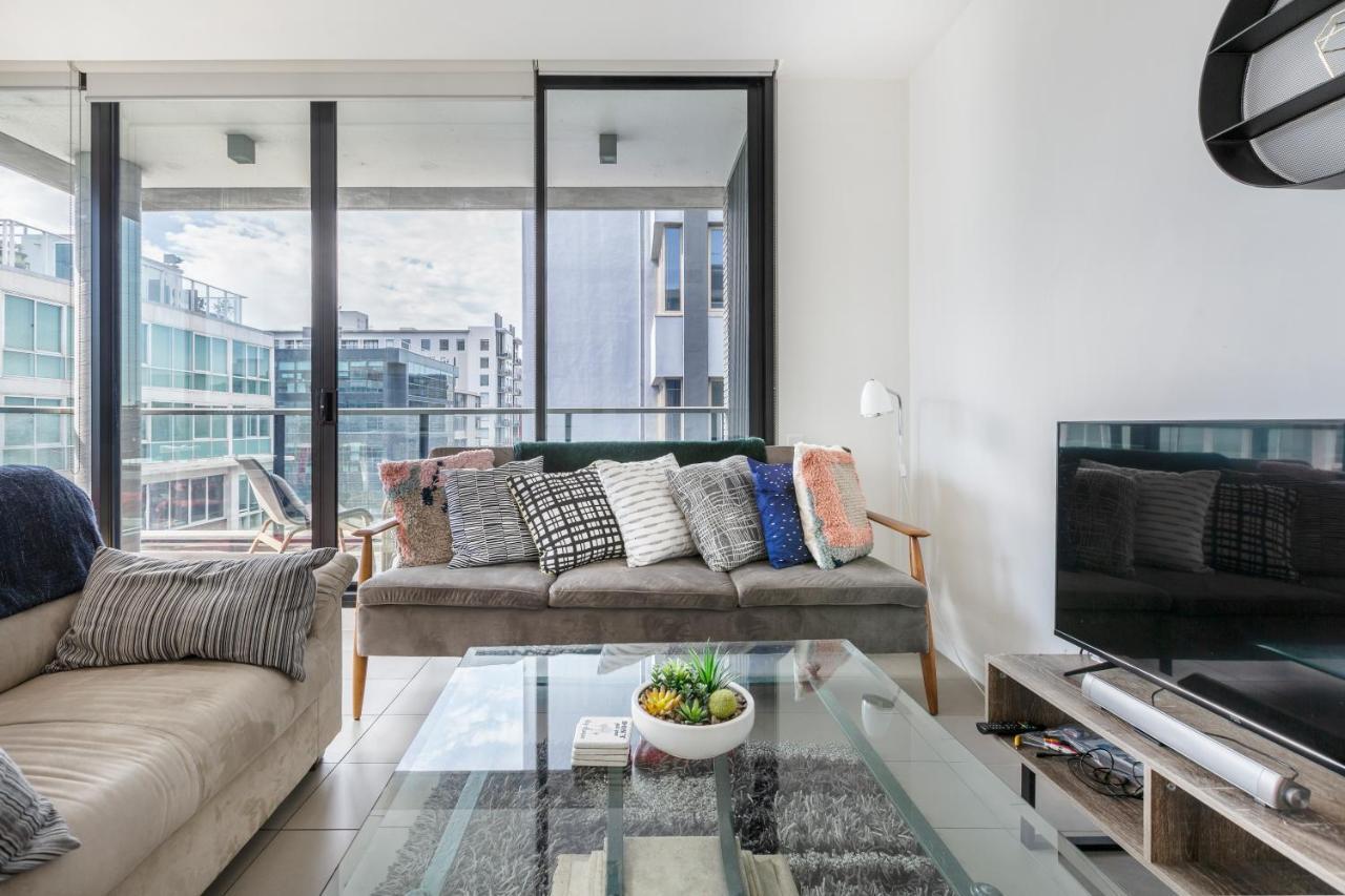 Light, Airy, Spacious Queens Road Apartment Melbourne