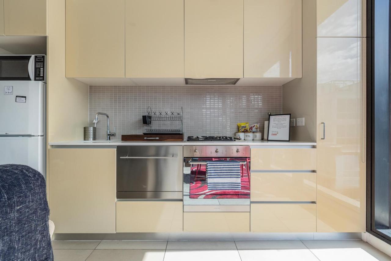 Light, Airy, Spacious Queens Road Apartment Melbourne