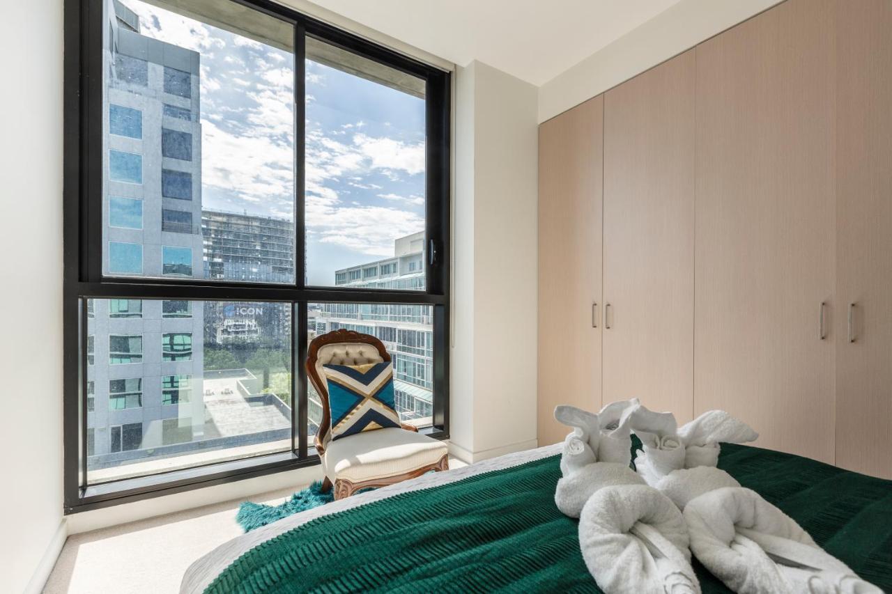 Light, Airy, Spacious Queens Road Apartment Melbourne