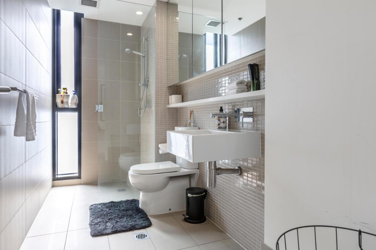 Light, Airy, Spacious Queens Road Apartment *