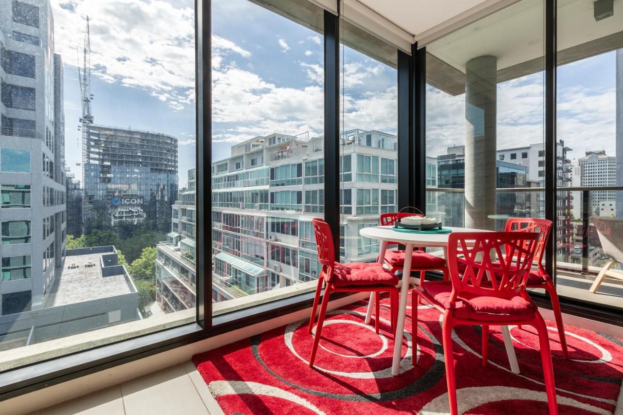 Light, Airy, Spacious Queens Road Apartment Melbourne