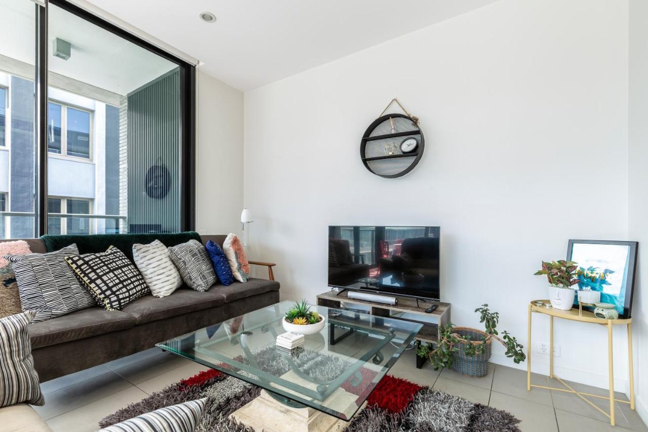 Light, Airy, Spacious Queens Road Apartment *