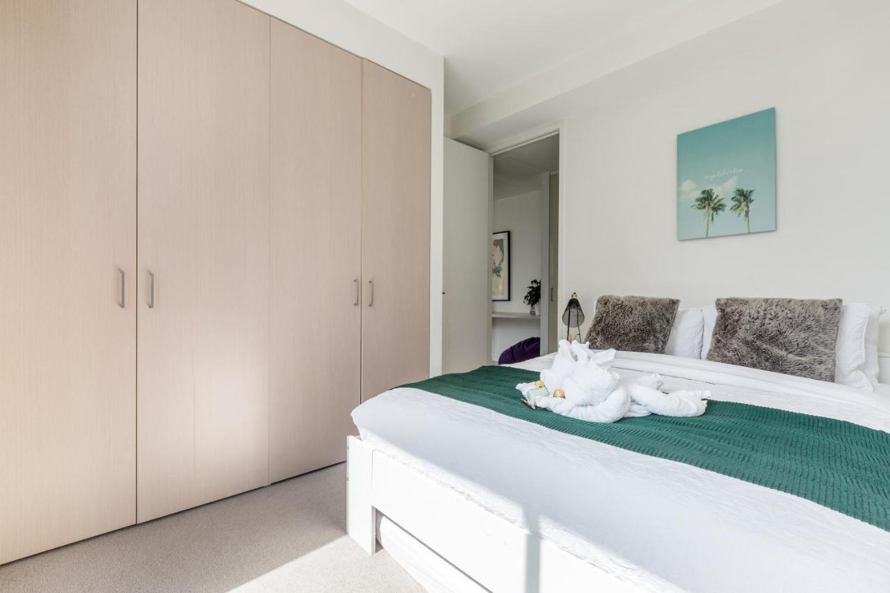 Light, Airy, Spacious Queens Road Apartment Melbourne