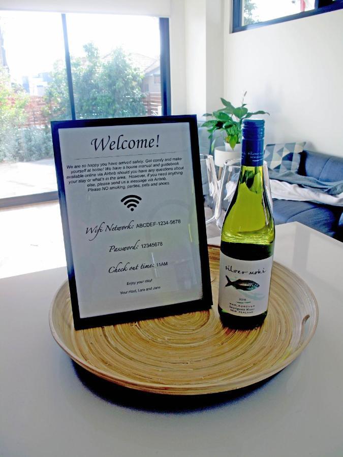 Modern 3 Bedroom Apt With Free Parking, Netflix, Wifi & Welcome Wine By Bnb Pro Apartment