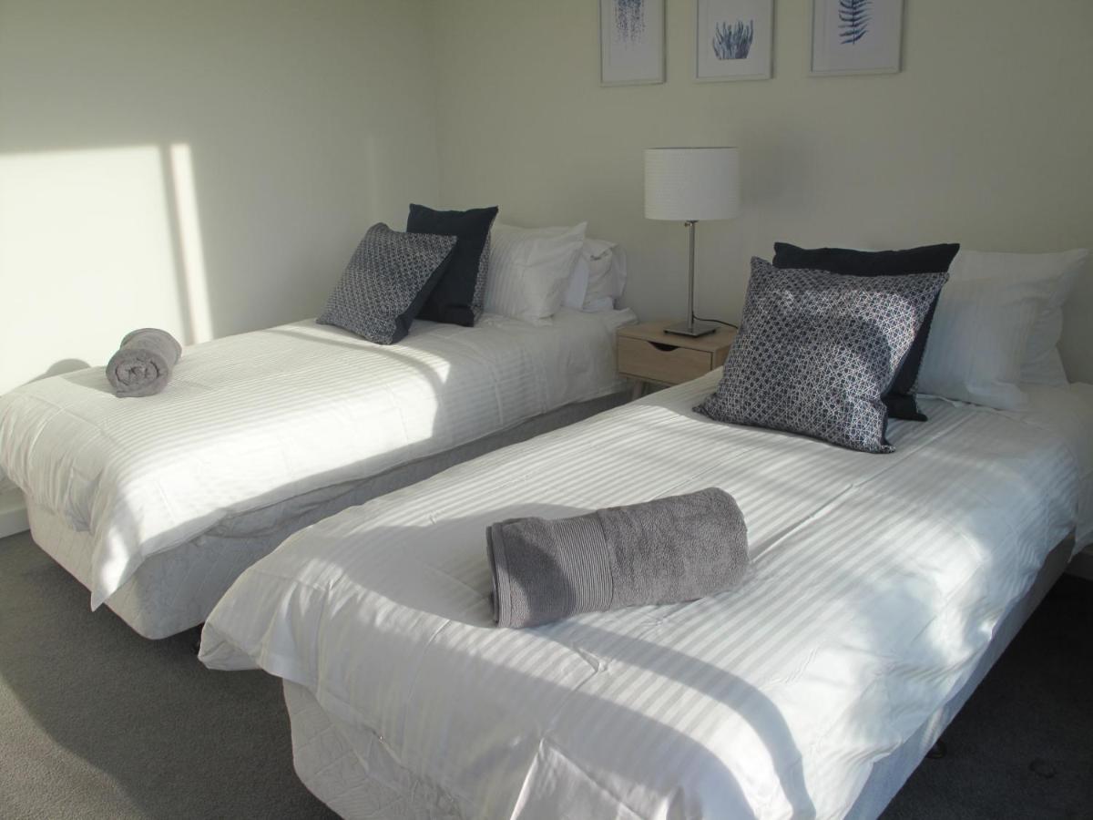 Modern 3 Bedroom Apt With Free Parking, Netflix, Wifi & Welcome Wine By Bnb Pro Apartment *