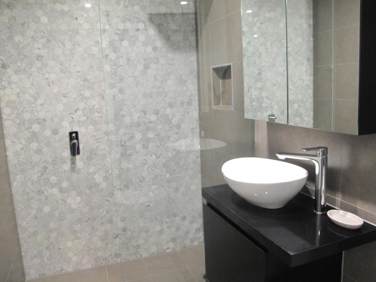 Modern 3 Bedroom Apt With Free Parking, Netflix, Wifi & Welcome Wine By Bnb Pro