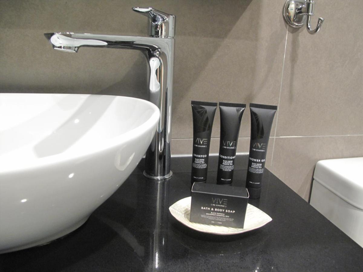 Modern 3 Bedroom Apt With Free Parking, Netflix, Wifi & Welcome Wine By Bnb Pro Apartment