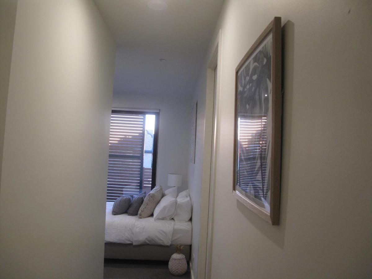 Modern 3 Bedroom Apt With Free Parking, Netflix, Wifi & Welcome Wine By Bnb Pro Apartment