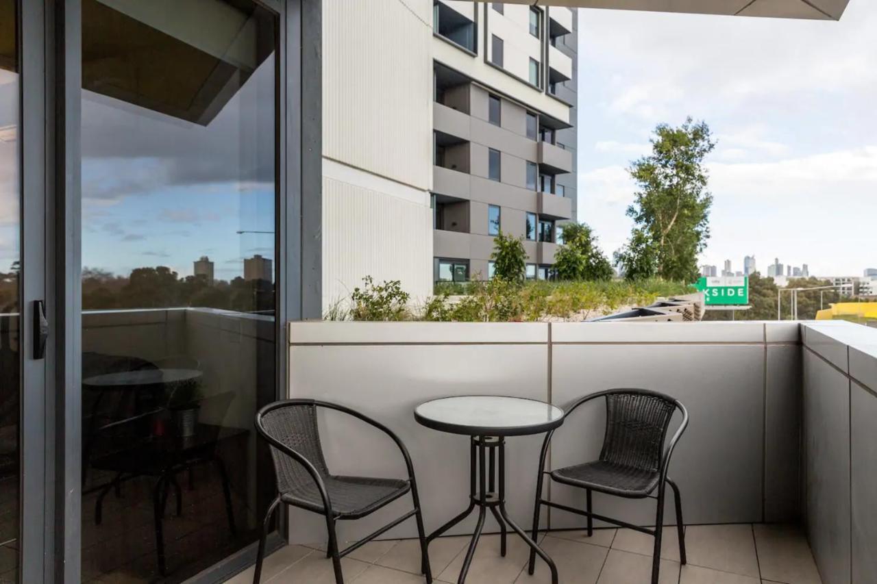 Modern 1 Bedroom In Tranquil Parklands Apartment