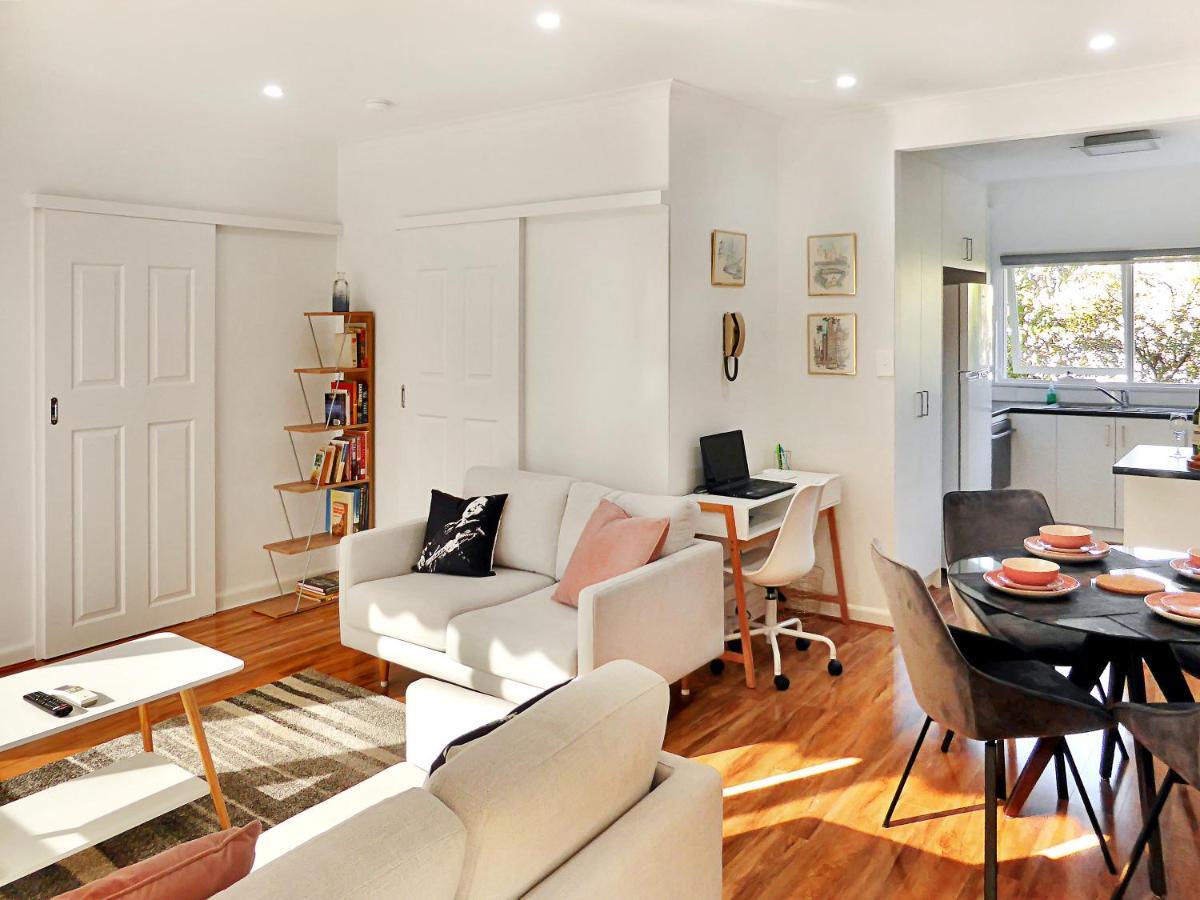 Glen Iris, Quiet Boutique 2 Bedroom Netflix, Wifi, Parking, Free Wine Apartment *