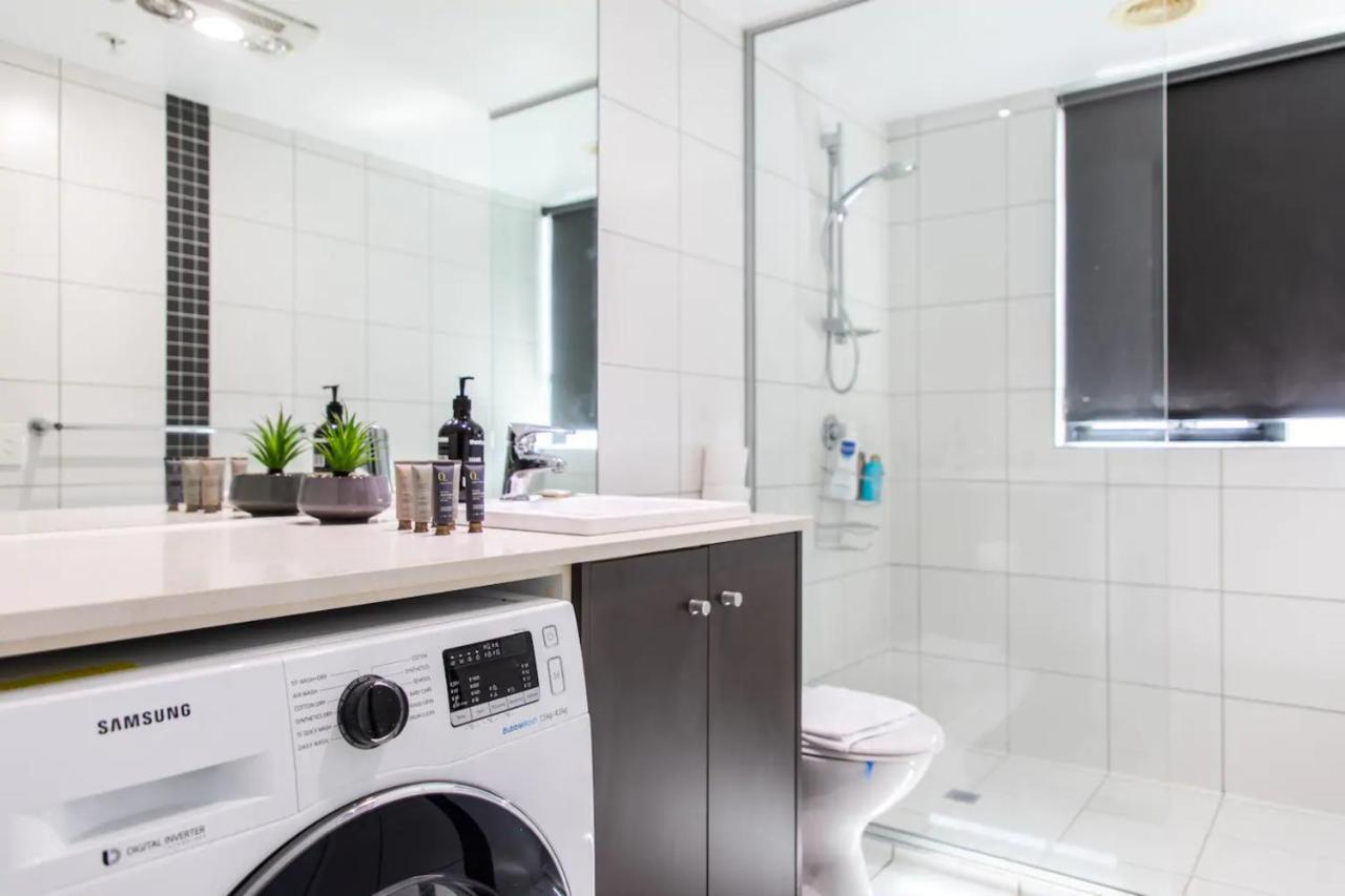 Bright 2 Bedroom With Rooftop Pool Apartment *